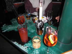 Vin och cocktails tillsammans med ostron i baren på FOLK i Göteborg